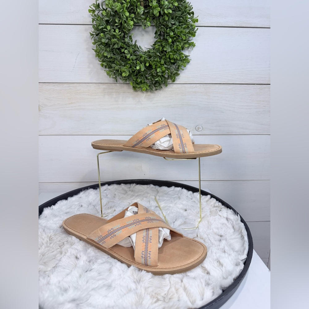 Toms Viv Honey Leather Embossed Flat Sandal